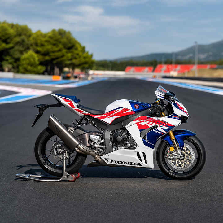 Rechterzijaanzicht van de CBR1000RR-R Fireblade op een circuit