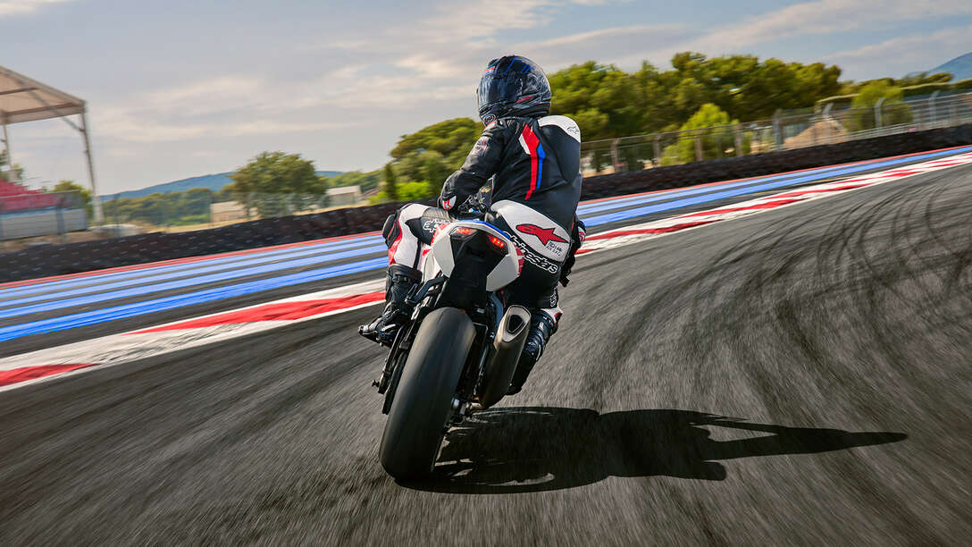 Achteraanblik van Honda CBR1000RR-R Fireblade met rijder op het circuit