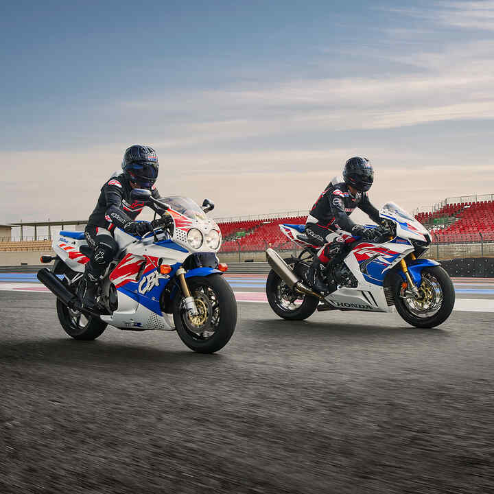 Twee rijders zijaanzicht op de Honda CBR1000RR-R-Fireblade op een circuit