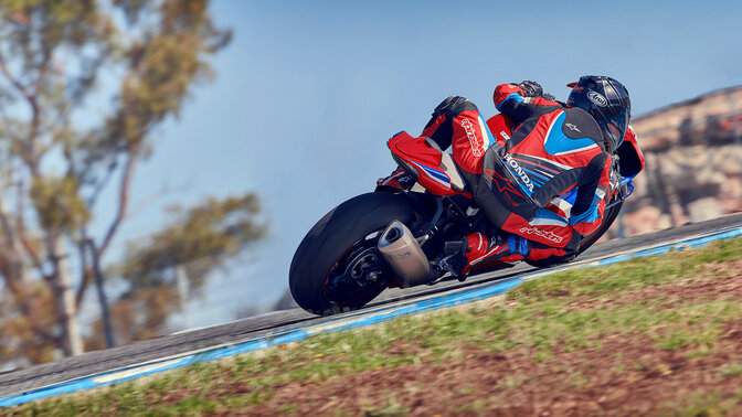 Achteraanzicht rijder op Honda CBR1000RR-R Fireblade op het racecircuit.