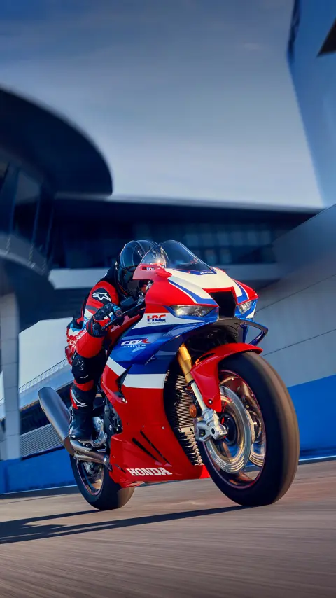 Rijder op CBR1000RR-R Fireblade op circuit.