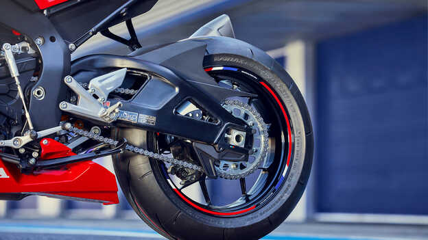 Achteraanzicht Honda CBR1000RR-R Fireblade op circuit met titanium Akrapovič einddemper duidelijk zichtbaar.