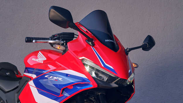 CBR500R driekwart vooraanzicht in close-up van details