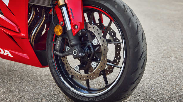 CBR500R Nieuwe dubbele voorremschijven met radiaal gemonteerde remklauwen