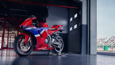 CBR600RR driekwart vooraanzicht statisch in pitbox.