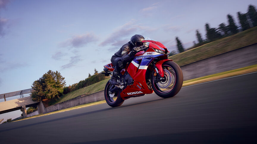 CBR600RR zijaanzicht statisch in circuitgarage.