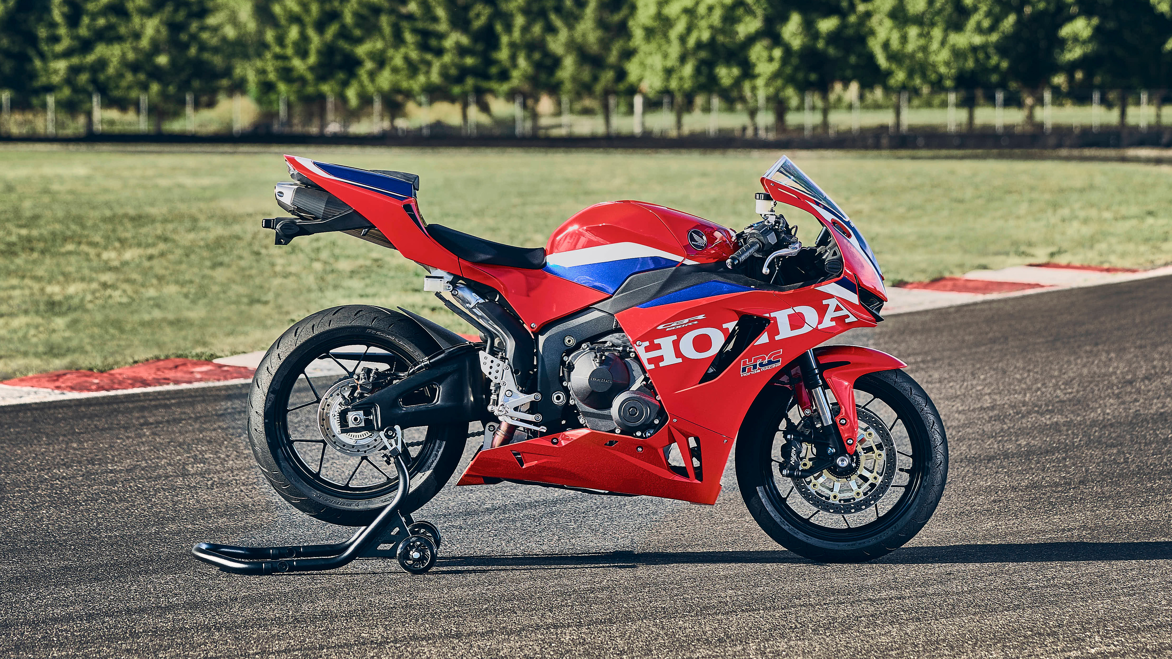 CBR600RR driekwart vooraanzicht statisch in pitbox.
