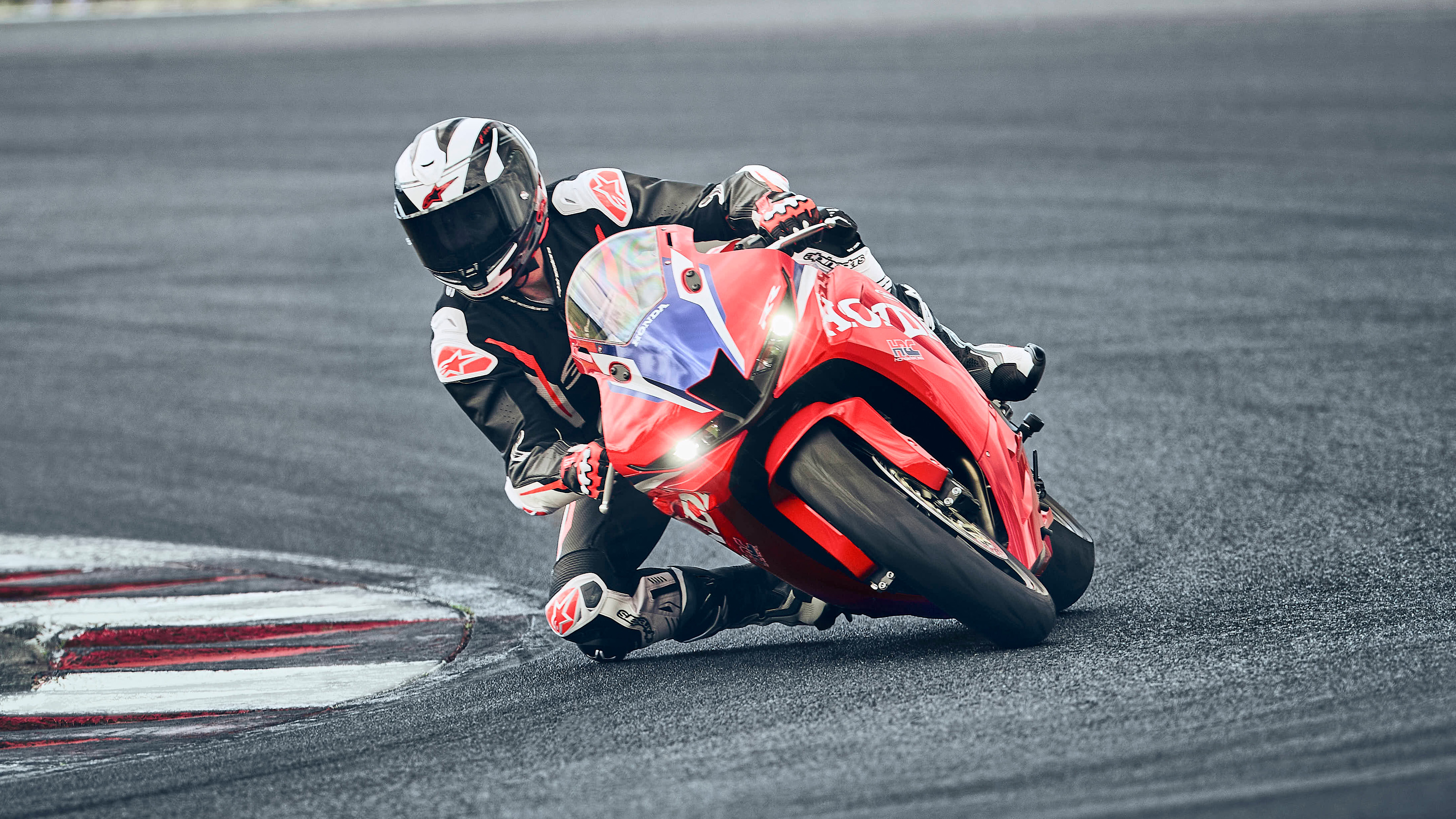 CBR600RR enkelvoudige centrale uitlaatdemper.