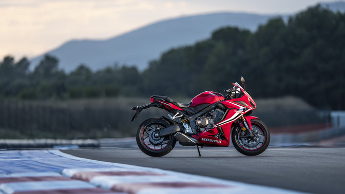 Honda CBR650R op het circuit.