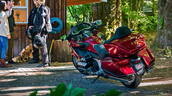 Honda Gold Wing, geparkeerd op een buitenlocatie.