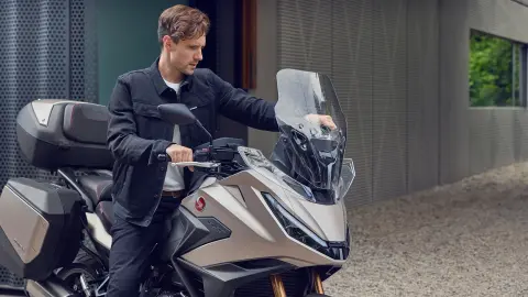 NT1100 windscherm dat met één hand afgesteld wordt door rijder