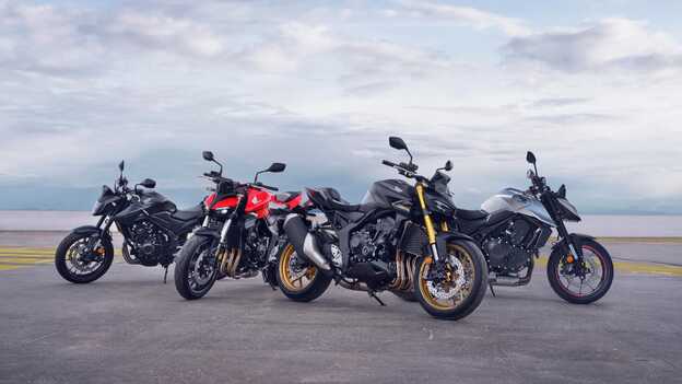 CB1100 motorfiets, buitenkant, zijaanzicht met bestuurder