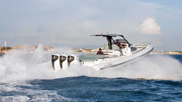 BF250 buitenboordmotor, driekwartpositie, buitenkant