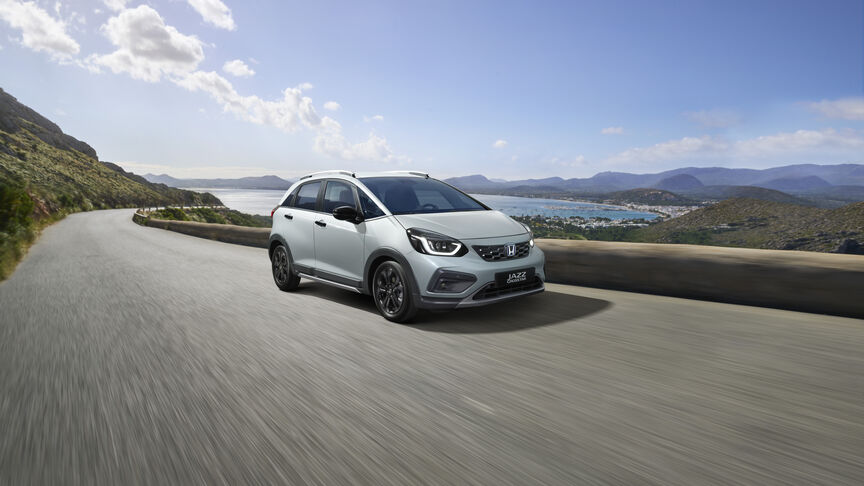 Vooraanzicht Honda HR-V, rijdend op een landweg