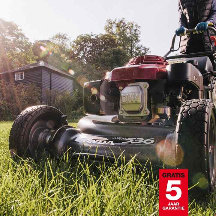 Voor driekwart Honda HRH536 in de tuin.