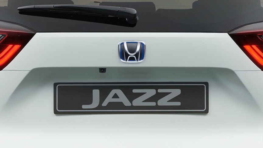 Close-up van de achteruitrijcamera van de Honda Jazz Hybrid