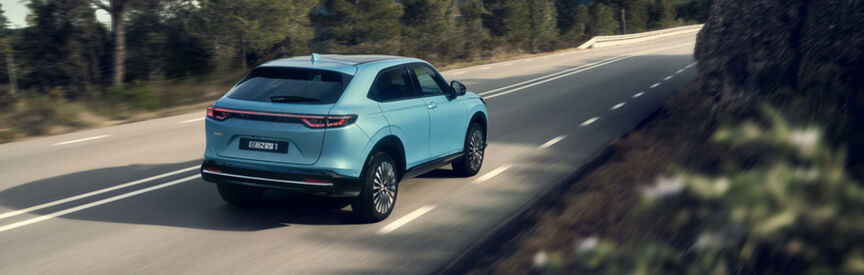 Honda e geparkeerd voor een gebouw