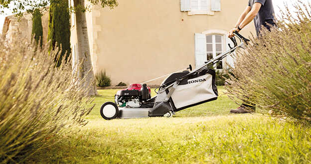 Honda HRD grasmaaier zijaanzicht met optionele mulchkit in de tuin.